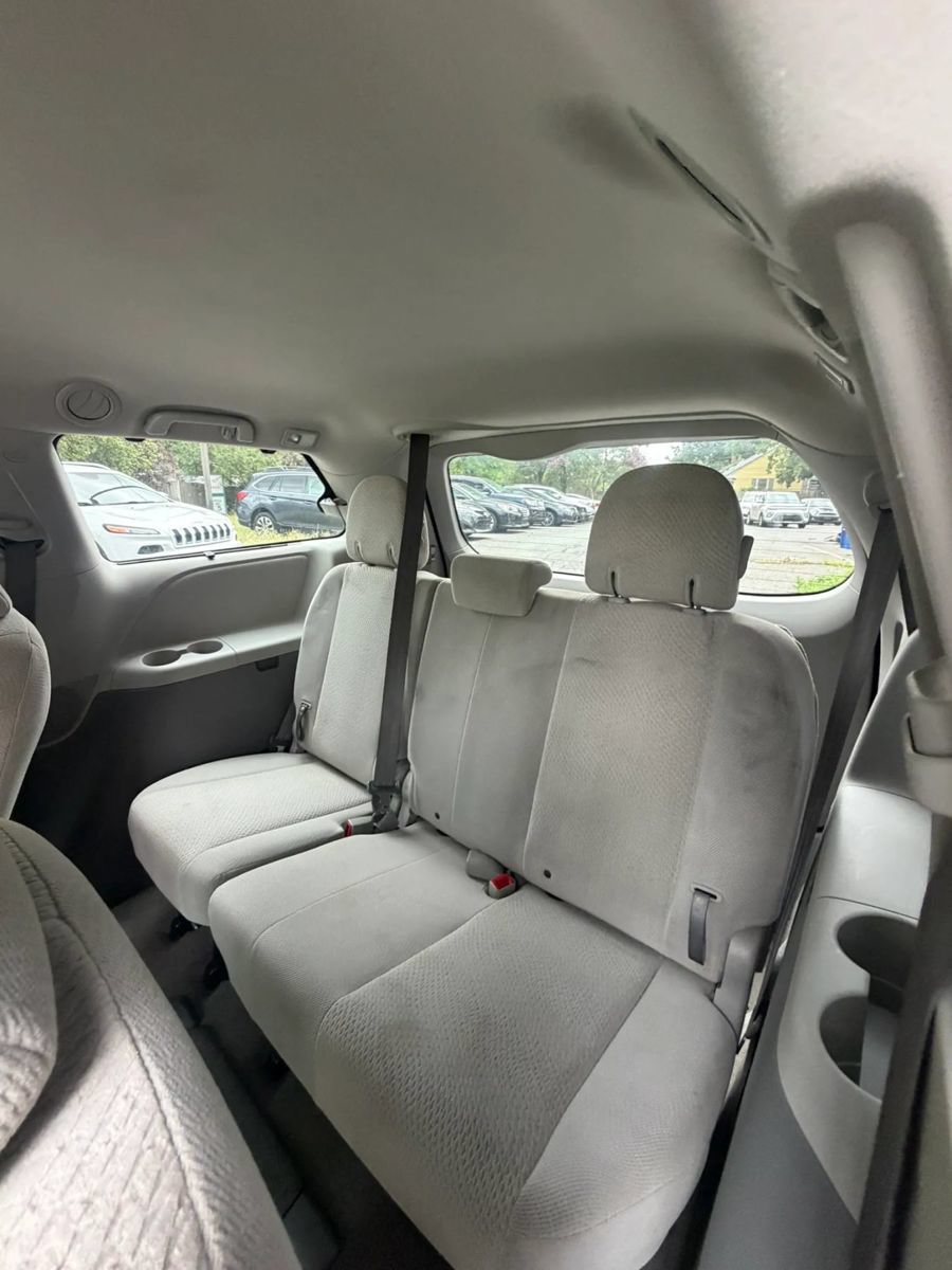 Used 2012 Toyota Sienna LE w/ Towing Pkg AWD/4WD image 9