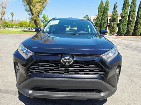 Used 2019 Toyota RAV4 XLE FWD image 2