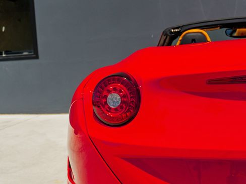 Used 2016 Ferrari California T RWD image 37