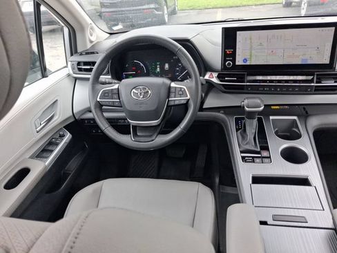 Used 2025 Toyota Sienna XLE w/ XLE Plus Package FWD image 9