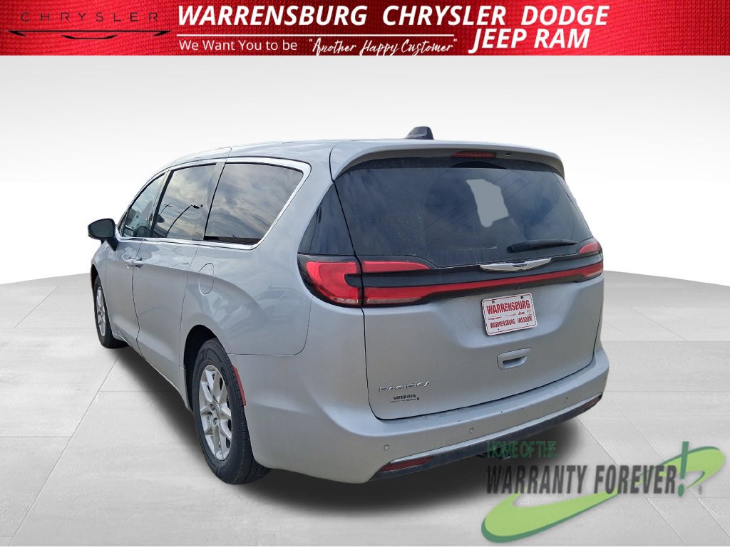 Used 2023 Chrysler Pacifica Touring-L FWD image 6