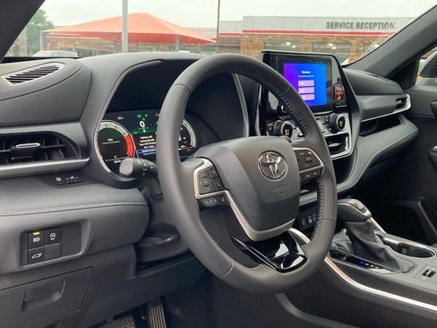 Certified 2025 Toyota Highlander XSE AWD/4WD image 9