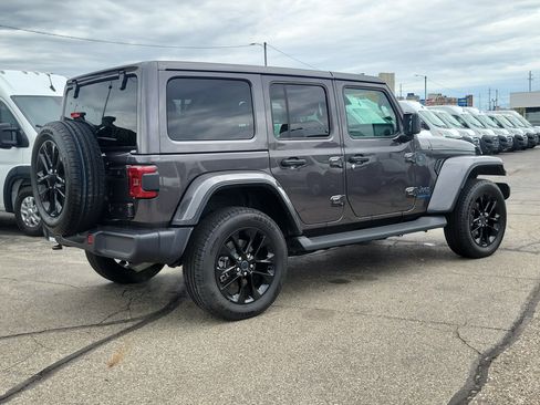 Used 2025 Jeep Wrangler Unlimited Sahara AWD/4WD image 17