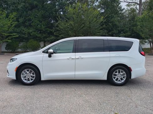 Used 2023 Chrysler Pacifica Touring-L FWD image 7
