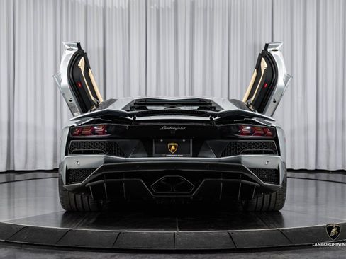 Used 2018 Lamborghini Aventador S image 32