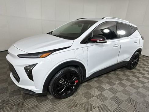 Used 2023 Chevrolet Bolt EUV LT w/ Redline Edition FWD image 7