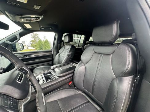 Used 2023 Jeep Wagoneer L Series II image 9