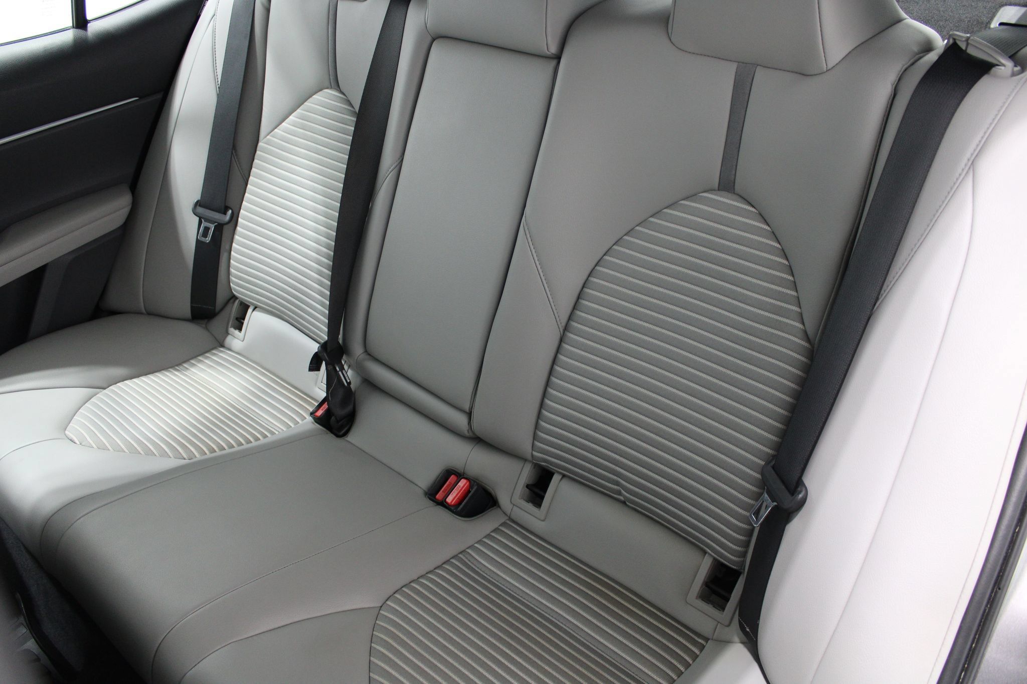 Used 2018 Toyota Camry SE FWD image 18