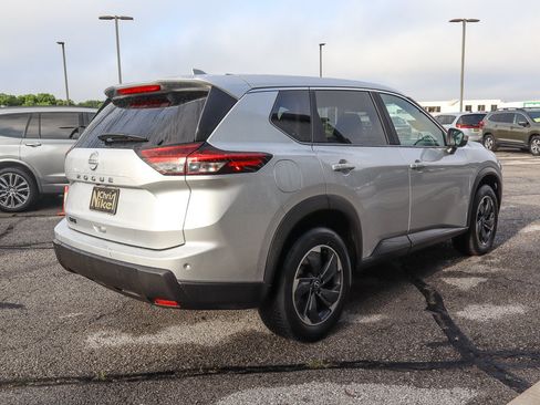 Used 2025 Nissan Rogue SV FWD image 4