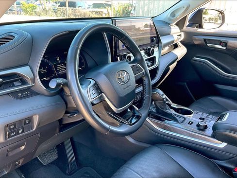 Used 2024 Toyota Highlander Limited AWD/4WD image 38
