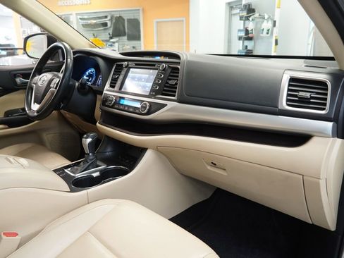 Used 2015 Toyota Highlander XLE AWD/4WD image 39