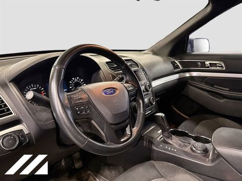 Used 2017 Ford Explorer XLT AWD/4WD image 9