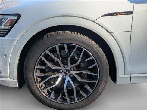 Used 2022 Audi e-tron Premium Plus w/ Premium Plus Package image 9