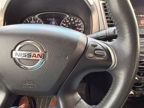 Used 2017 Nissan Pathfinder SV AWD/4WD image 15