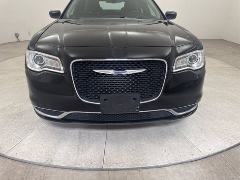 Used 2018 Chrysler 300 Touring RWD image 12
