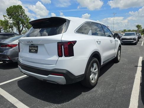 Certified 2025 Kia Sorento LX FWD image 16