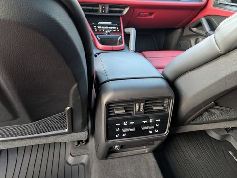 Used 2025 Porsche Cayenne GTS AWD/4WD image 31