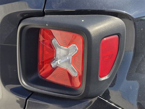 Used 2018 Jeep Renegade Latitude image 5