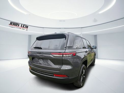 New 2025 Jeep Grand Cherokee Altitude image 3
