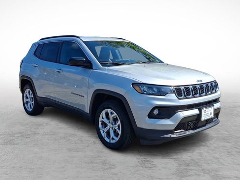 Used 2024 Jeep Compass Latitude AWD/4WD image 7