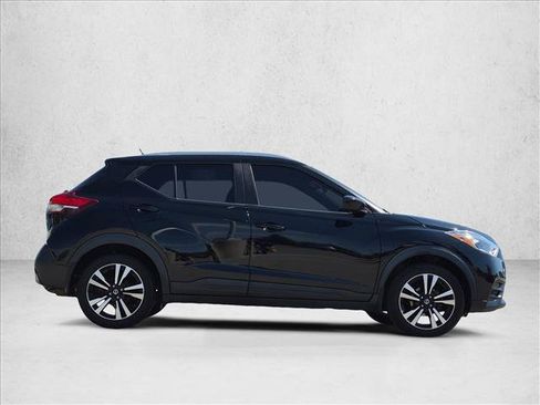 Used 2018 Nissan Kicks SV FWD image 4