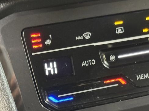 Used 2022 Volkswagen Tiguan SE image 39