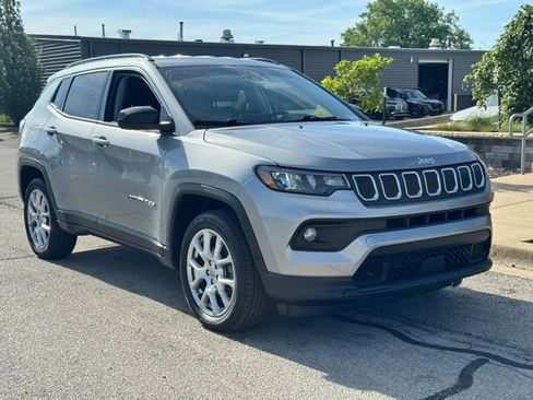 Used 2022 Jeep Compass Latitude AWD/4WD image 2
