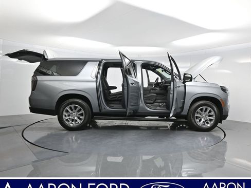 Used 2025 Chevrolet Suburban Premier image 4