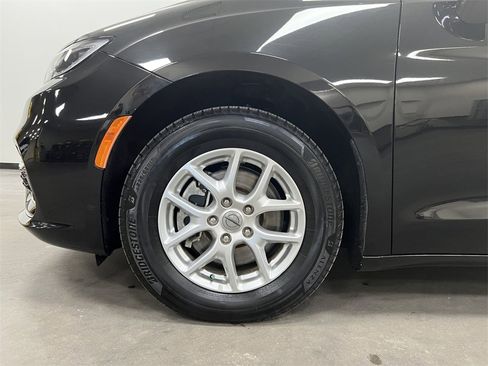 Used 2022 Chrysler Pacifica Touring-L image 14