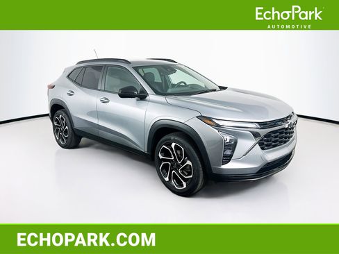 Used 2025 Chevrolet Trax RS FWD image 1