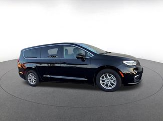 Used 2024 Chrysler Pacifica Touring-L video 2