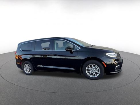 Used 2024 Chrysler Pacifica Touring-L image 2