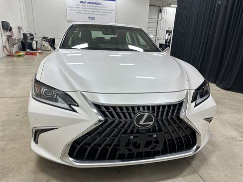 Certified 2025 Lexus ES 300h w/ Technology Package FWD image 3