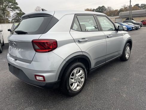 Used 2021 Hyundai Venue SE image 4