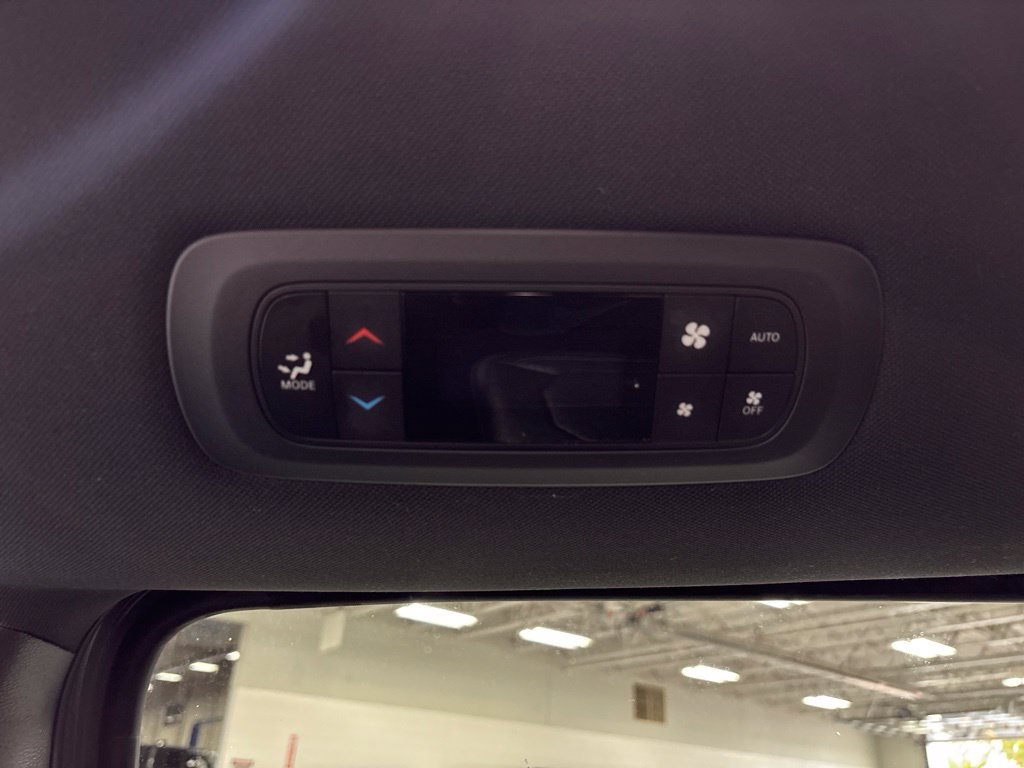 Used 2025 Chrysler Pacifica Select FWD image 47