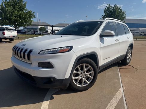 Used 2017 Jeep Cherokee Latitude w/ Safety/Convenience Group FWD image 1