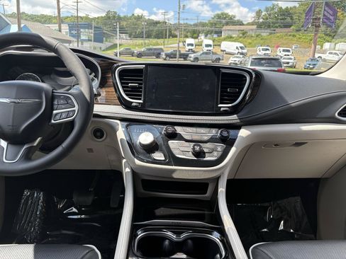 Used 2023 Chrysler Pacifica Limited AWD/4WD image 35