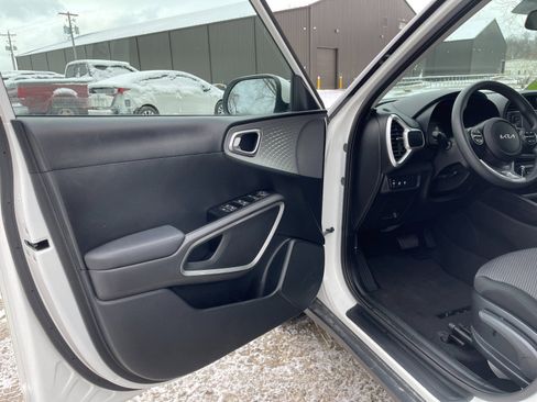 Used 2025 Kia Soul LX image 11