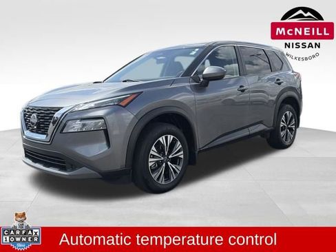 Used 2023 Nissan Rogue SV image 3