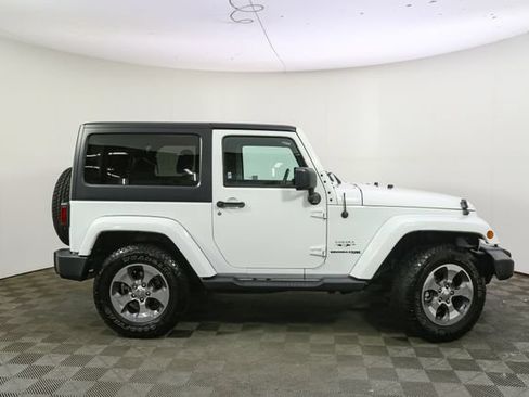 Used 2018 Jeep Wrangler Sahara w/ Connectivity Group AWD/4WD image 13