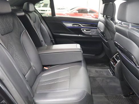 Used 2019 BMW 750i xDrive w/ Executive Package image 17