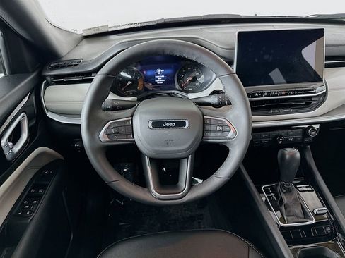 Certified 2025 Jeep Compass Limited image 32