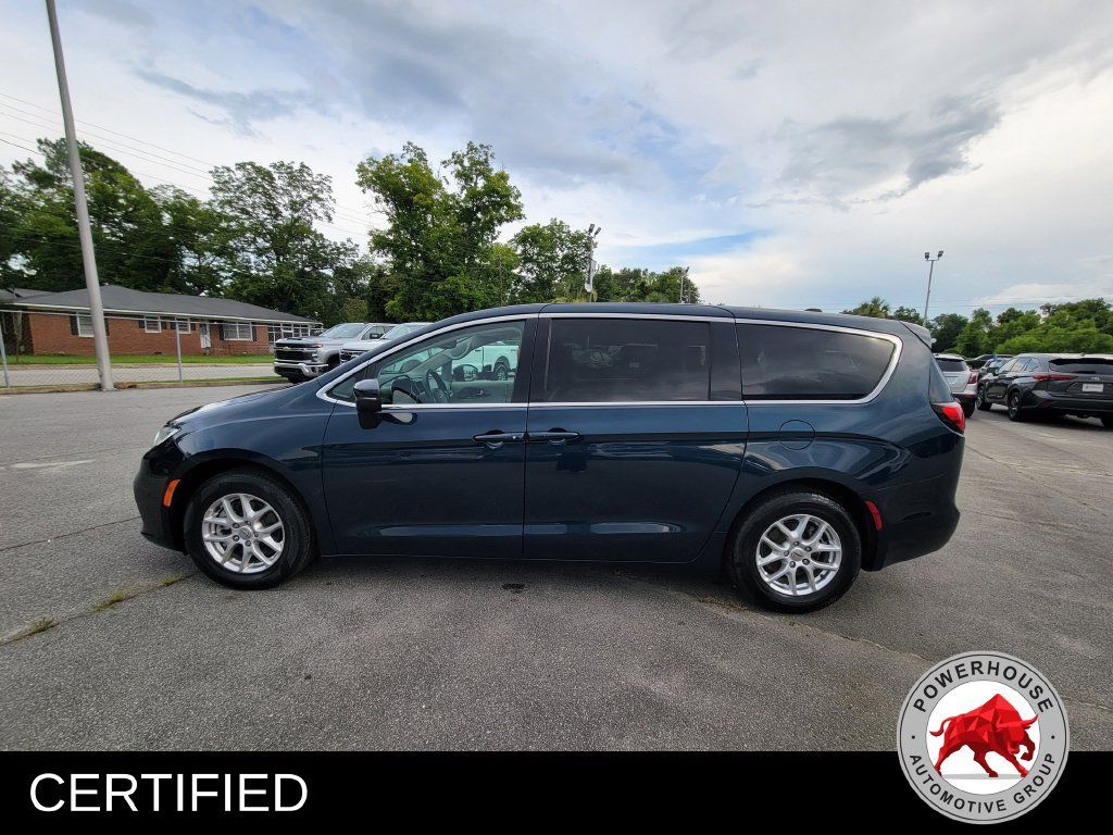 Used 2023 Chrysler Pacifica Touring-L FWD image 3