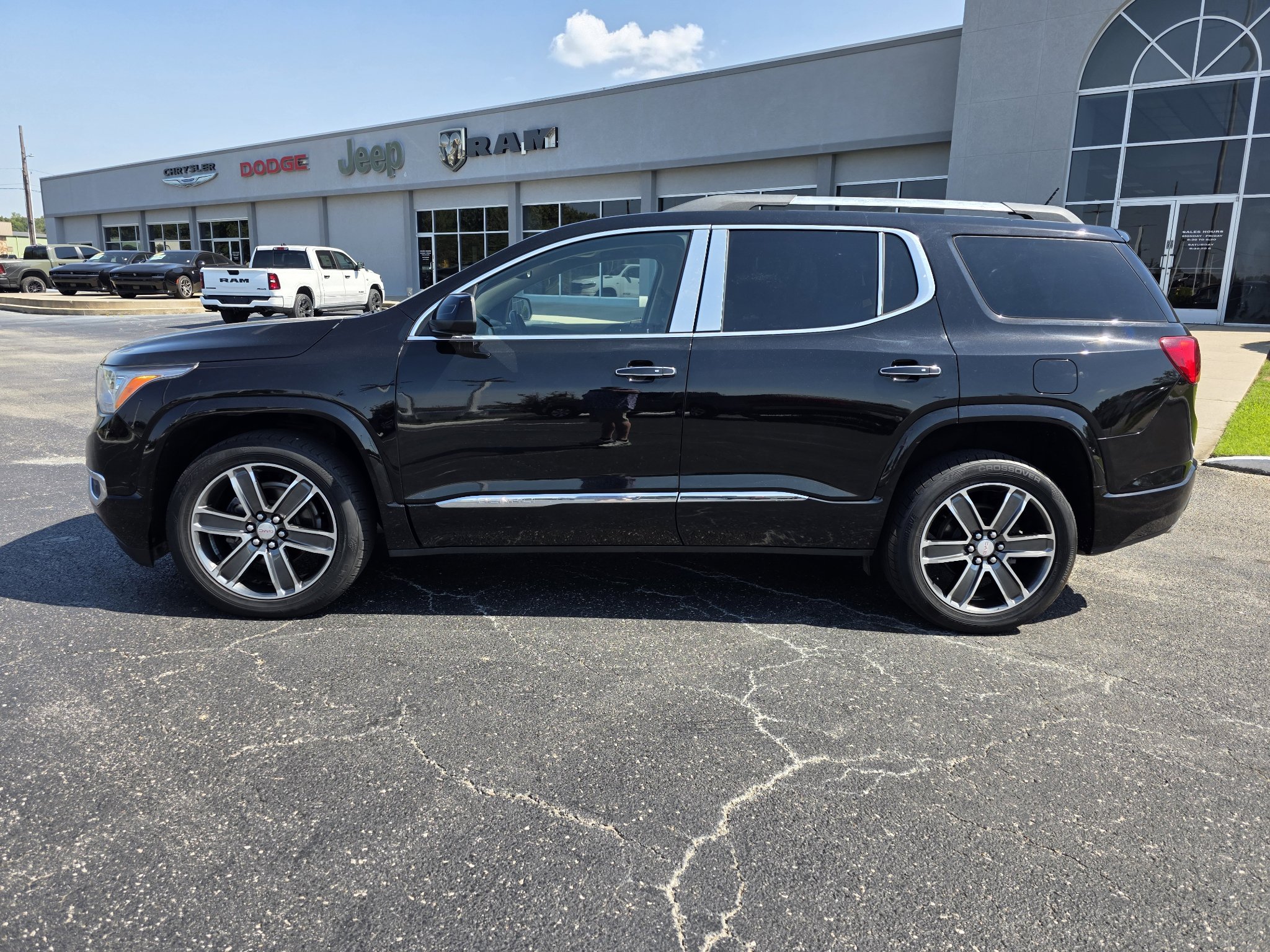 Used 2019 GMC Acadia Denali w/ Technology Package AWD/4WD image 9