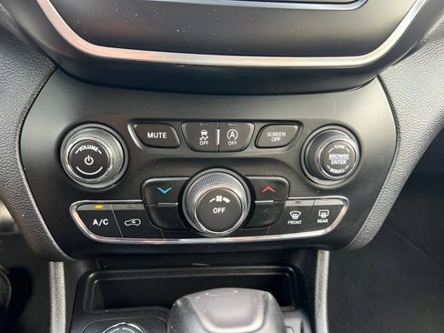 Used 2019 Jeep Cherokee Latitude w/ Popular Appearance Group AWD/4WD image 26