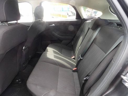 Used 2018 Ford Focus SE w/ Cold Weather Package FWD image 9