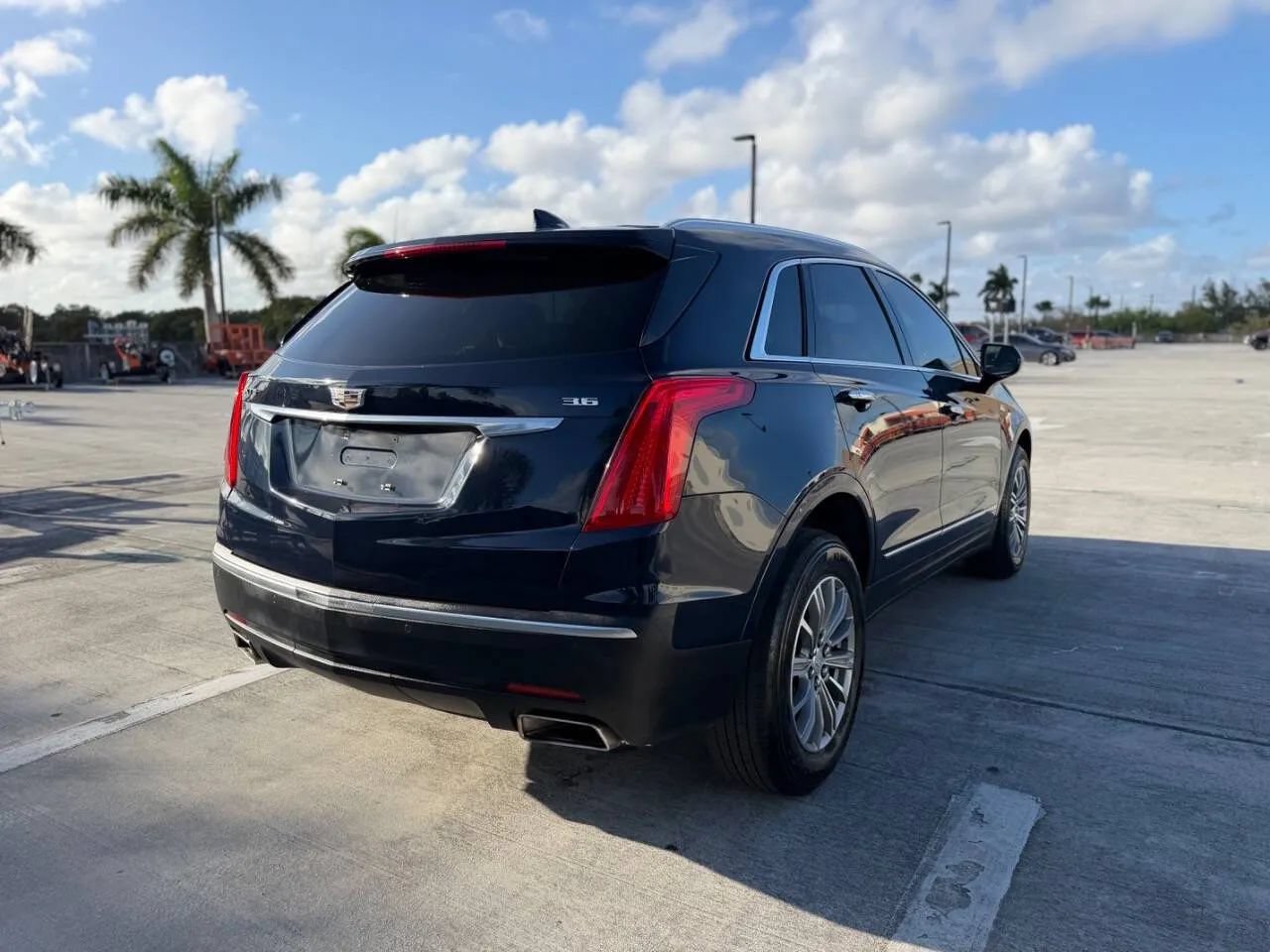 Used 2017 Cadillac XT5 Luxury w/ Driver Awareness Package FWD image 11