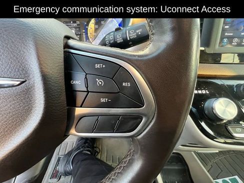 Used 2018 Chrysler Pacifica Touring-L image 16