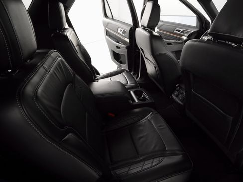 Used 2019 Ford Explorer Platinum image 18