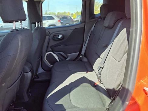Used 2015 Jeep Renegade Latitude w/ Popular Equipment Group image 18
